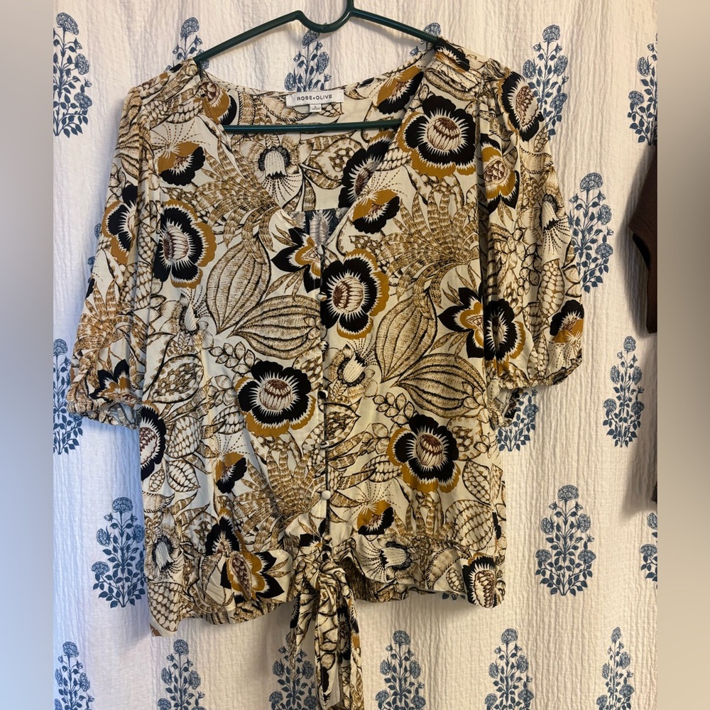 Pattern blouse w/ tie front